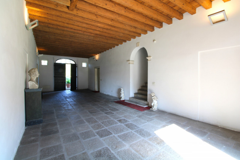 MANDRIOLA: situato all'interno di 'Villa Foscolo', edificata ai primi del XVI secolo, una delle d...