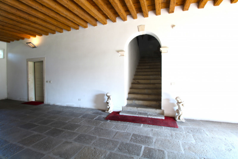 MANDRIOLA: situato all'interno di 'Villa Foscolo', edificata ai primi del XVI secolo, una delle d...