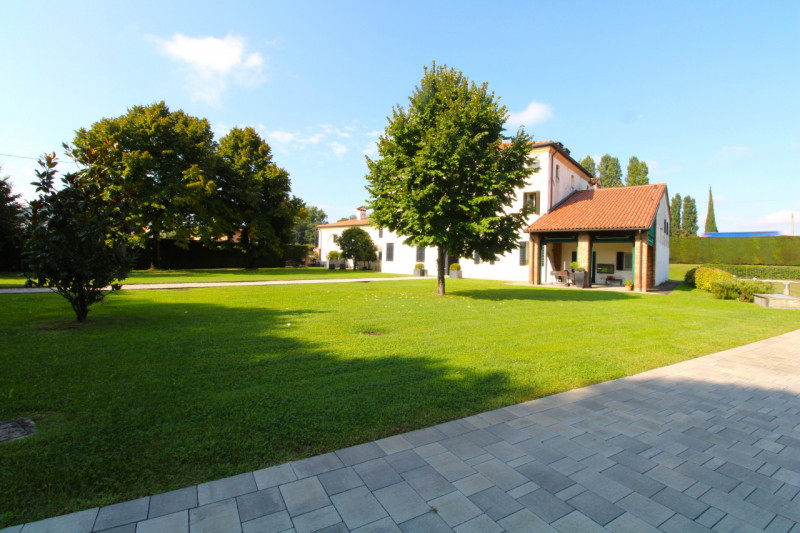 MANDRIOLA: situato all'interno di 'Villa Foscolo', edificata ai primi del XVI secolo, una delle d...