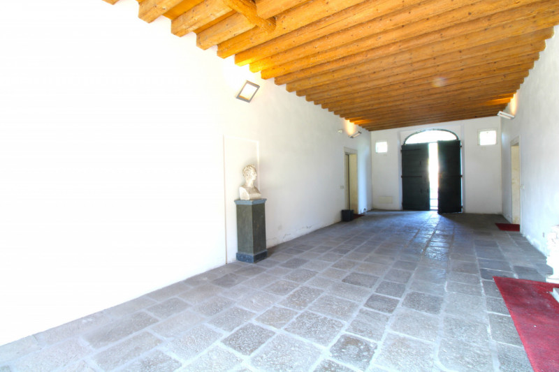 MANDRIOLA: situato all'interno di 'Villa Foscolo', edificata ai primi del XVI secolo, una delle d...