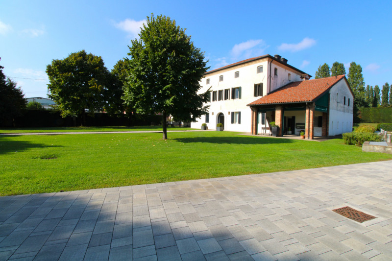 MANDRIOLA: situato all'interno di 'Villa Foscolo', edificata ai primi del XVI secolo, una delle d...