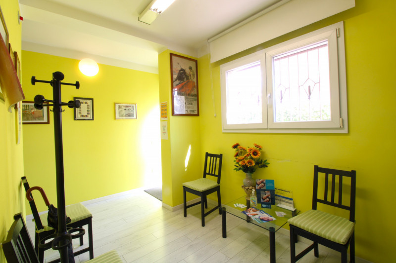 ALBIGNASEGO: situato in pieno centro del paese, ufficio al piano terra con ingresso indipendente....