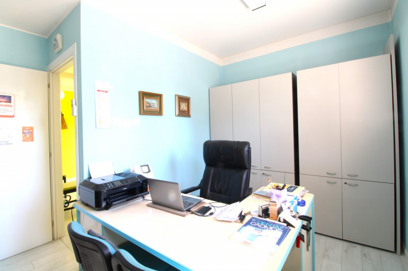 ALBIGNASEGO: situato in pieno centro del paese, ufficio al piano terra con ingresso indipendente....