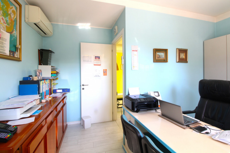 ALBIGNASEGO: situato in pieno centro del paese, ufficio al piano terra con ingresso indipendente....