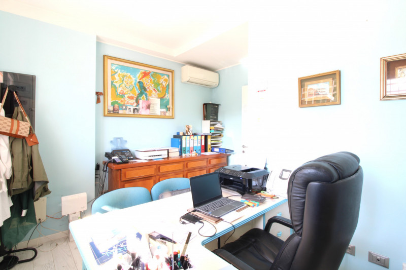 ALBIGNASEGO: situato in pieno centro del paese, ufficio al piano terra con ingresso indipendente....