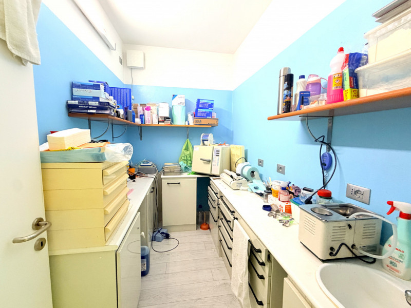 ALBIGNASEGO: situato in pieno centro del paese, ufficio al piano terra con ingresso indipendente....