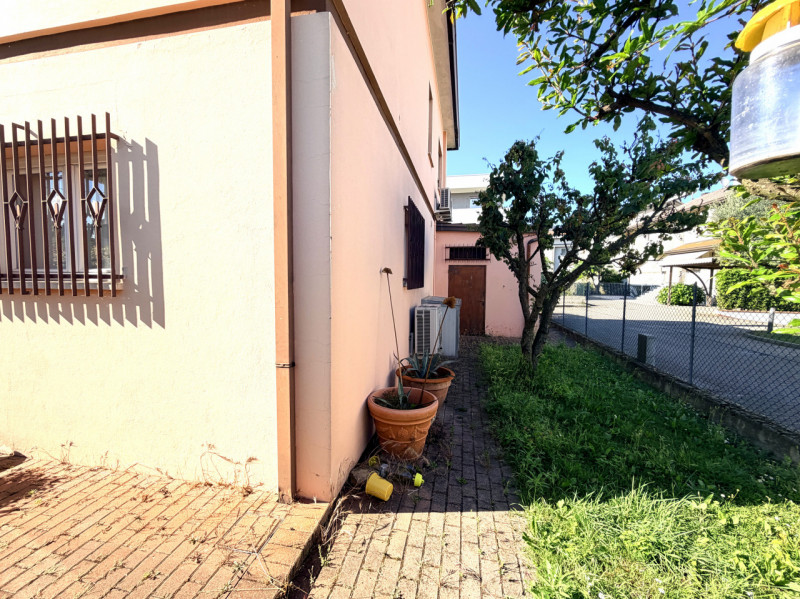 ALBIGNASEGO: situato in pieno centro del paese, ufficio al piano terra con ingresso indipendente....