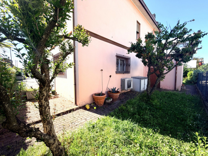 ALBIGNASEGO: situato in pieno centro del paese, ufficio al piano terra con ingresso indipendente....