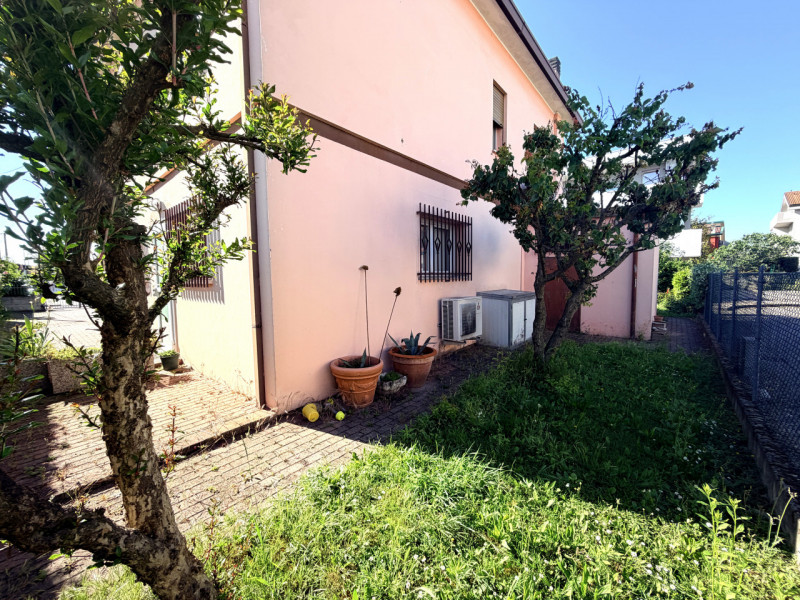ALBIGNASEGO: situato in pieno centro del paese, ufficio al piano terra con ingresso indipendente....