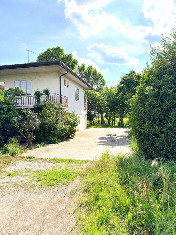 ALBIGNASEGO: a circa un paio di chilometri dal centro di Albignasego, porzione di bifamiliare deg...