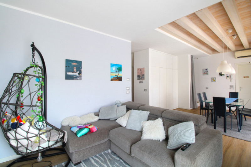 Porzione centrale di trifamiliare disposta su tre livelli, situata a pochi passi dal centro del p...