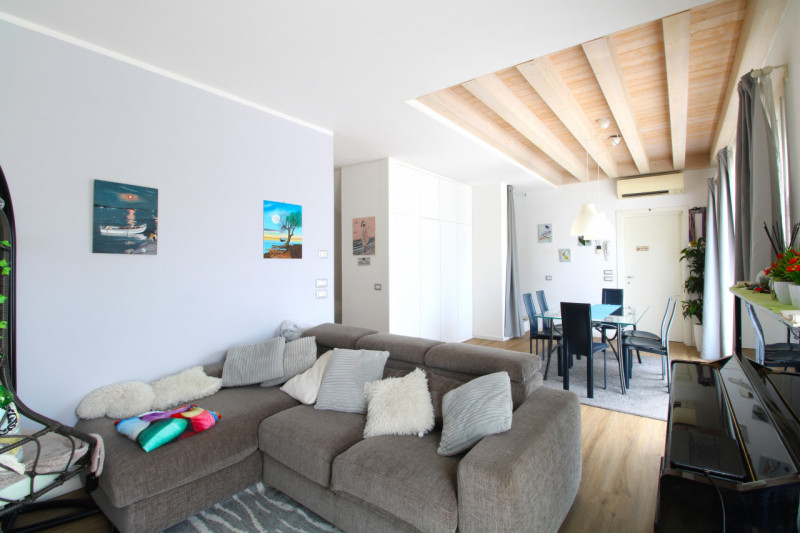 Porzione centrale di trifamiliare disposta su tre livelli, situata a pochi passi dal centro del p...