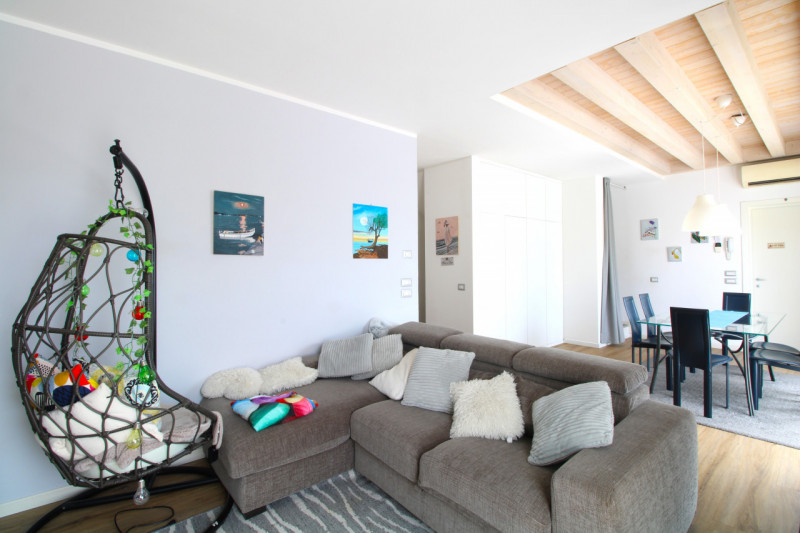 Porzione centrale di trifamiliare disposta su tre livelli, situata a pochi passi dal centro del p...