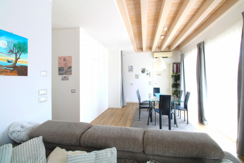 Porzione centrale di trifamiliare disposta su tre livelli, situata a pochi passi dal centro del p...