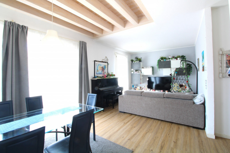 Porzione centrale di trifamiliare disposta su tre livelli, situata a pochi passi dal centro del p...