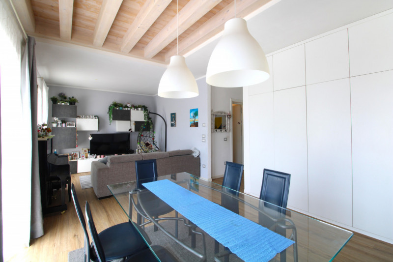 Porzione centrale di trifamiliare disposta su tre livelli, situata a pochi passi dal centro del p...