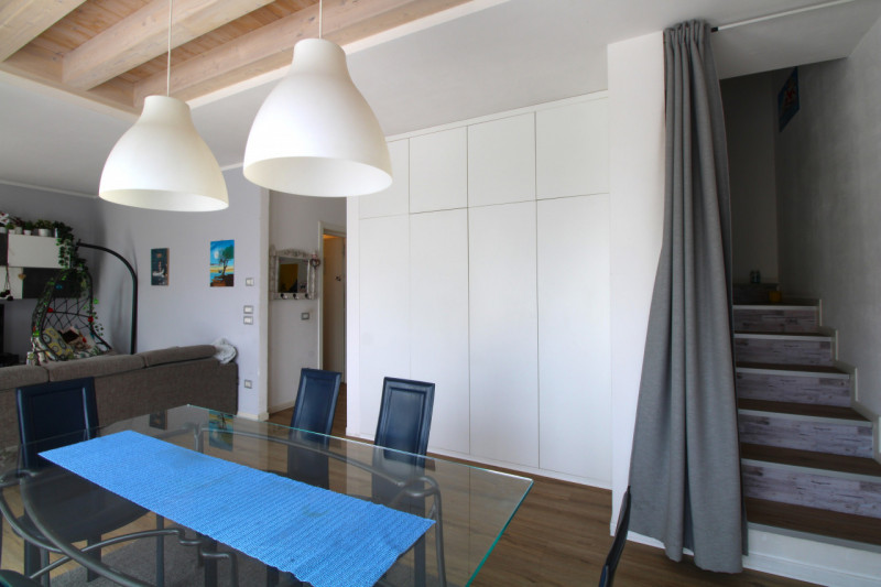 Porzione centrale di trifamiliare disposta su tre livelli, situata a pochi passi dal centro del p...