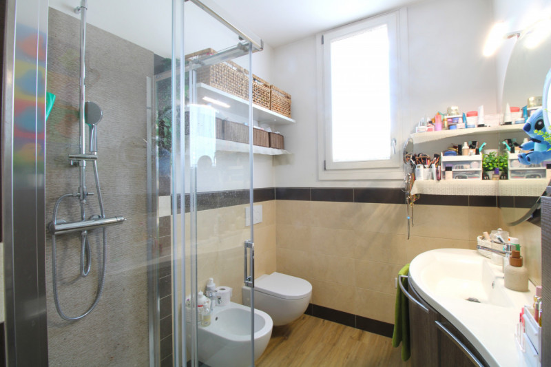 Porzione centrale di trifamiliare disposta su tre livelli, situata a pochi passi dal centro del p...