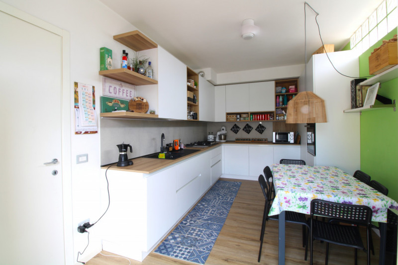 Porzione centrale di trifamiliare disposta su tre livelli, situata a pochi passi dal centro del p...