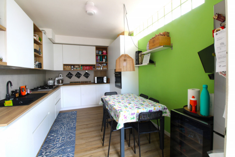 Porzione centrale di trifamiliare disposta su tre livelli, situata a pochi passi dal centro del p...