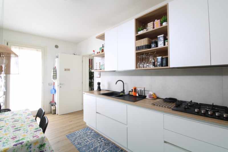 Porzione centrale di trifamiliare disposta su tre livelli, situata a pochi passi dal centro del p...