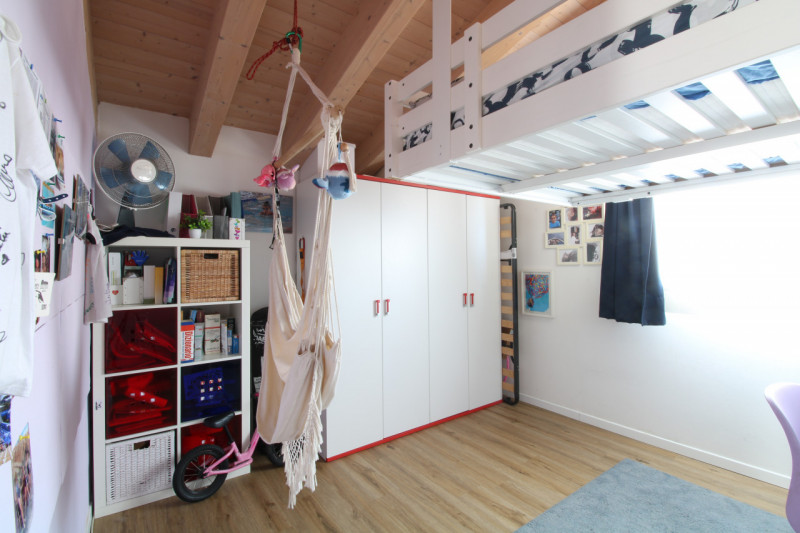 Porzione centrale di trifamiliare disposta su tre livelli, situata a pochi passi dal centro del p...