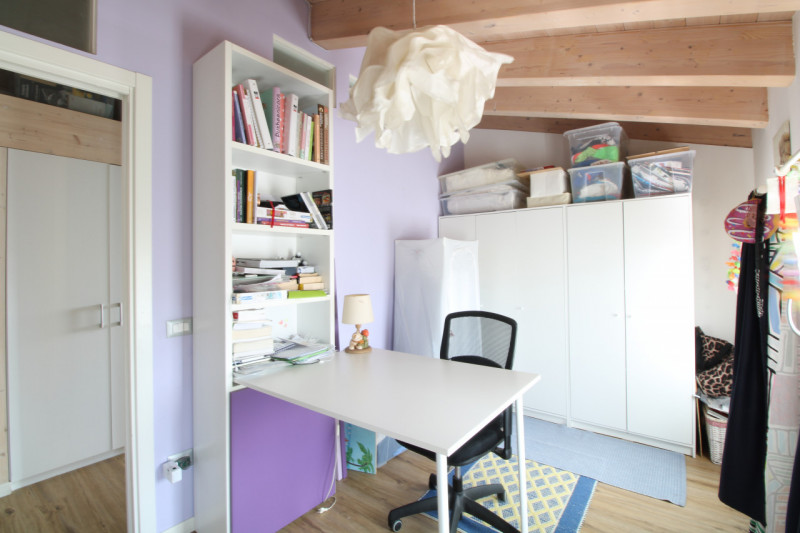 Porzione centrale di trifamiliare disposta su tre livelli, situata a pochi passi dal centro del p...