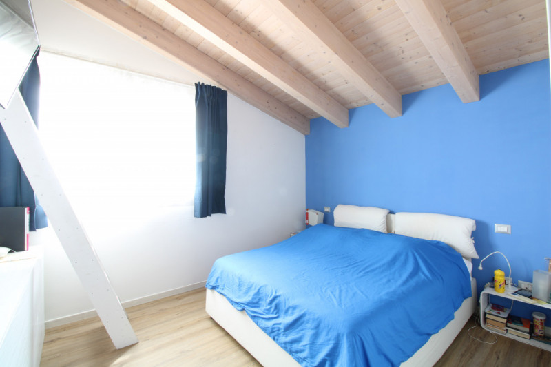 Porzione centrale di trifamiliare disposta su tre livelli, situata a pochi passi dal centro del p...