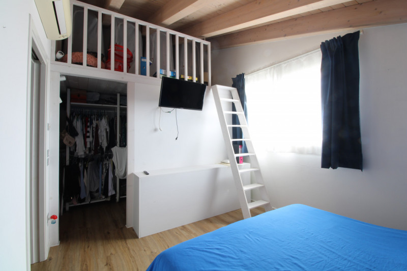 Porzione centrale di trifamiliare disposta su tre livelli, situata a pochi passi dal centro del p...