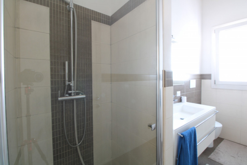 Porzione centrale di trifamiliare disposta su tre livelli, situata a pochi passi dal centro del p...