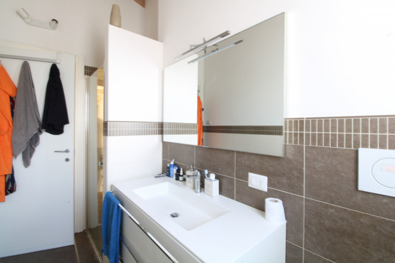 Porzione centrale di trifamiliare disposta su tre livelli, situata a pochi passi dal centro del p...