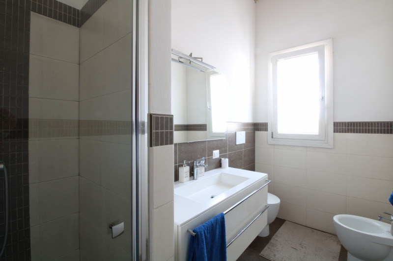 Porzione centrale di trifamiliare disposta su tre livelli, situata a pochi passi dal centro del p...