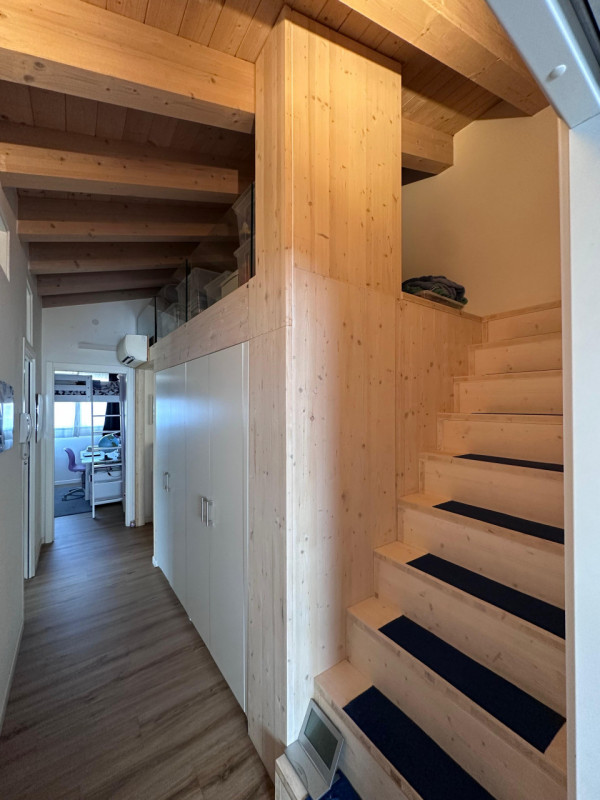 Porzione centrale di trifamiliare disposta su tre livelli, situata a pochi passi dal centro del p...