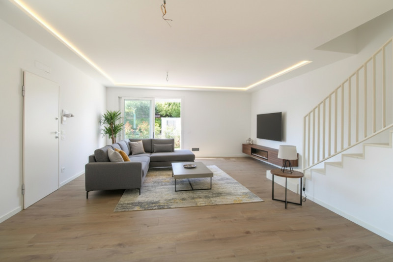 MANDRIOLA: Porzione centrale di trifamiliare disposta su tre livelli.

Situata a pochi passi dal ...