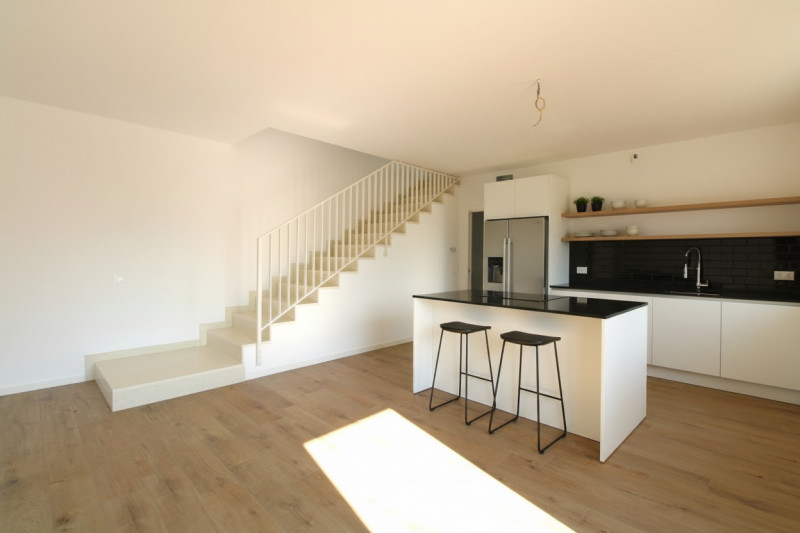 MANDRIOLA: Porzione centrale di trifamiliare disposta su tre livelli.

Situata a pochi passi dal ...