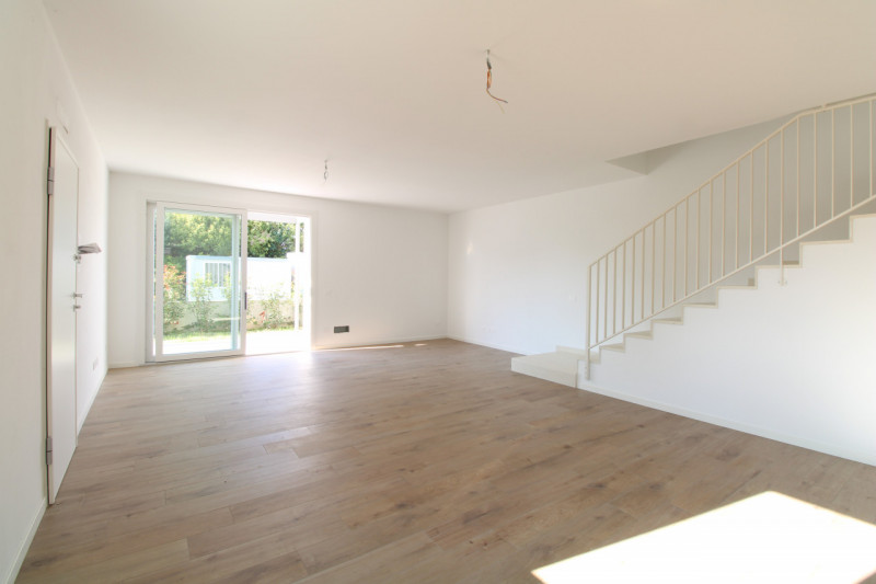 MANDRIOLA: Porzione centrale di trifamiliare disposta su tre livelli.

Situata a pochi passi dal ...