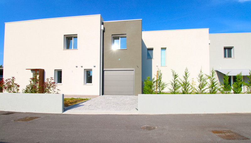 MANDRIOLA: Porzione centrale di trifamiliare disposta su tre livelli.

Situata a pochi passi dal ...