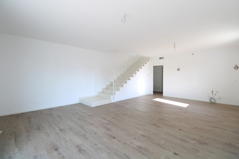 MANDRIOLA: Porzione centrale di trifamiliare disposta su tre livelli.

Situata a pochi passi dal ...