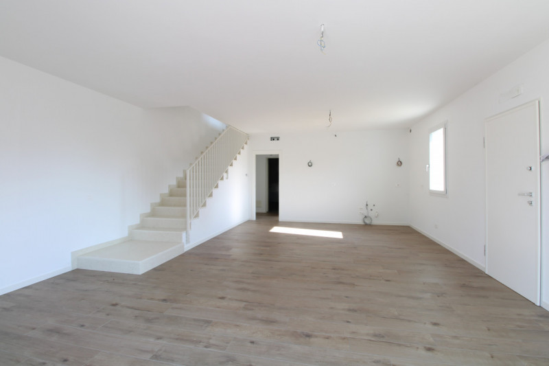 SAN LORENZO: Porzione centrale di trifamiliare disposta su tre livelli.

Situata a pochi passi da...