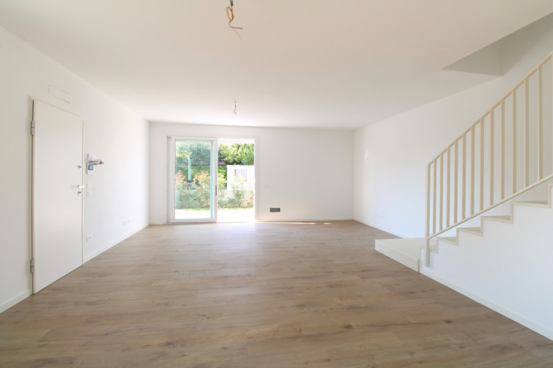 MANDRIOLA: Porzione centrale di trifamiliare disposta su tre livelli.

Situata a pochi passi dal ...