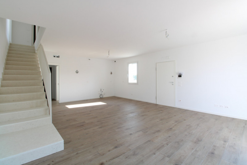 SAN LORENZO: Porzione centrale di trifamiliare disposta su tre livelli.

Situata a pochi passi da...