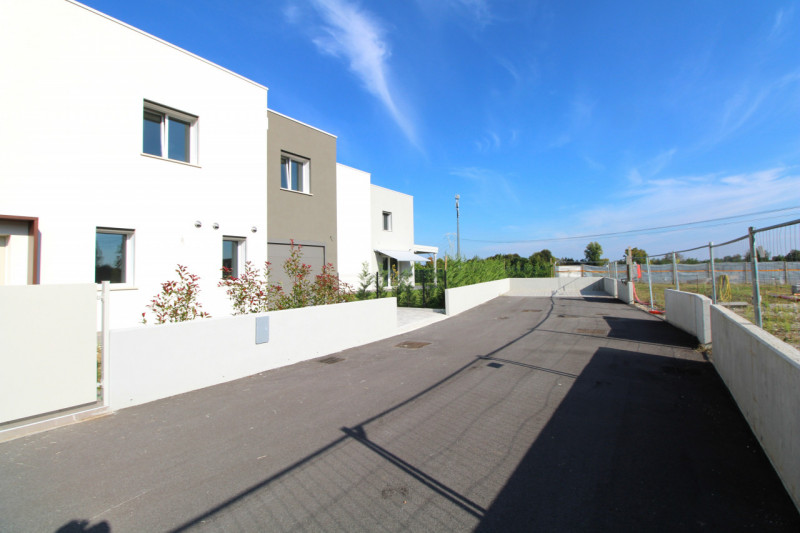 MANDRIOLA: Porzione centrale di trifamiliare disposta su tre livelli.

Situata a pochi passi dal ...