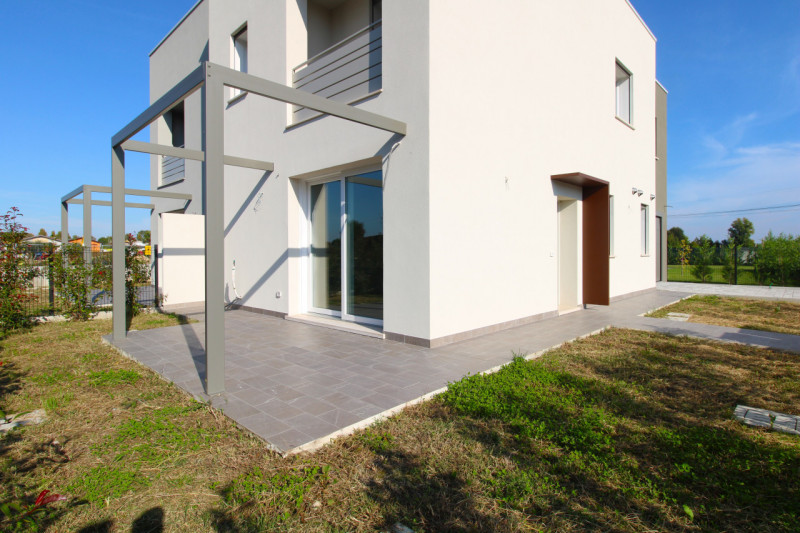 MANDRIOLA: Porzione centrale di trifamiliare disposta su tre livelli.

Situata a pochi passi dal ...