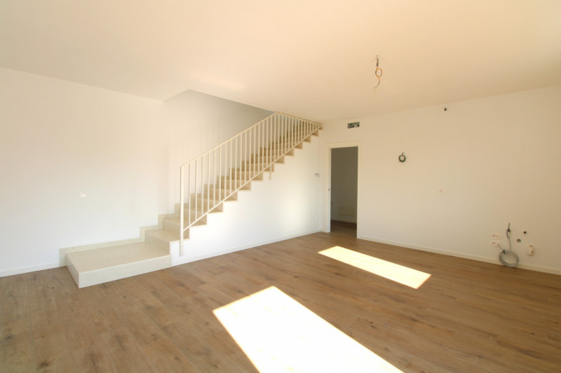 SAN LORENZO: Porzione centrale di trifamiliare disposta su tre livelli.

Situata a pochi passi da...