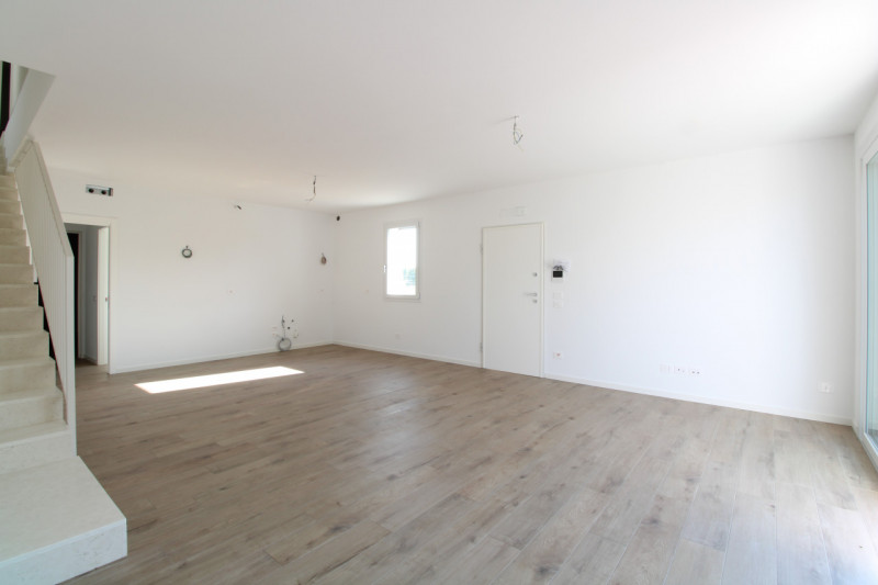 MANDRIOLA: Porzione centrale di trifamiliare disposta su tre livelli.

Situata a pochi passi dal ...