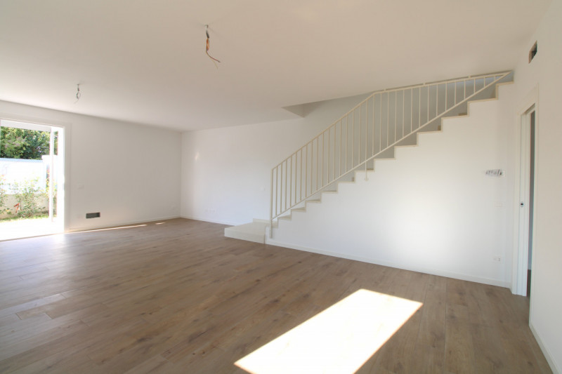 SAN LORENZO: Porzione centrale di trifamiliare disposta su tre livelli.

Situata a pochi passi da...