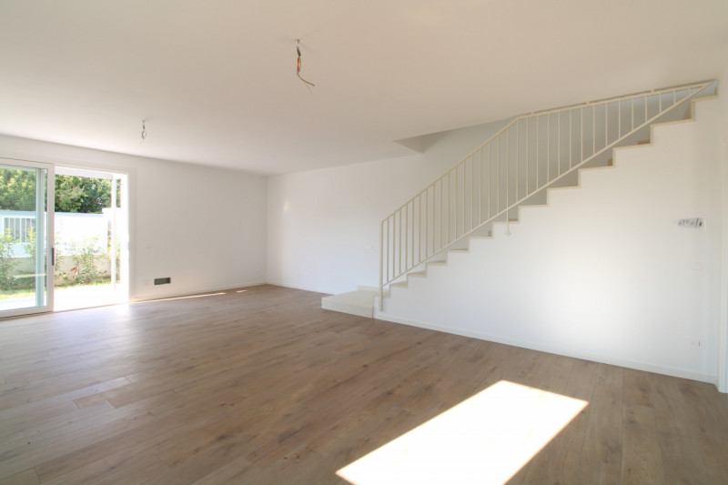 MANDRIOLA: Porzione centrale di trifamiliare disposta su tre livelli.

Situata a pochi passi dal ...