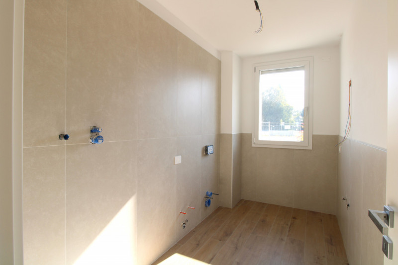 MANDRIOLA: Porzione centrale di trifamiliare disposta su tre livelli.

Situata a pochi passi dal ...