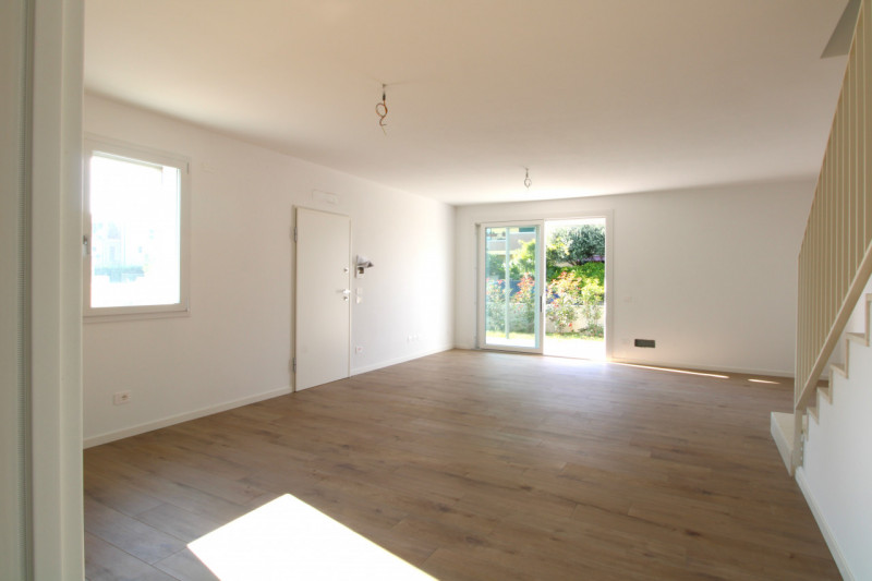 SAN LORENZO: Porzione centrale di trifamiliare disposta su tre livelli.

Situata a pochi passi da...