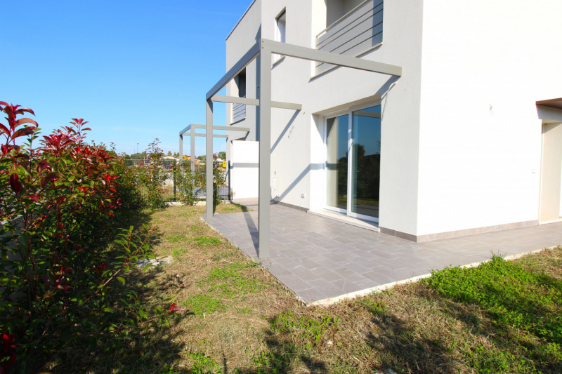 MANDRIOLA: Porzione centrale di trifamiliare disposta su tre livelli.

Situata a pochi passi dal ...